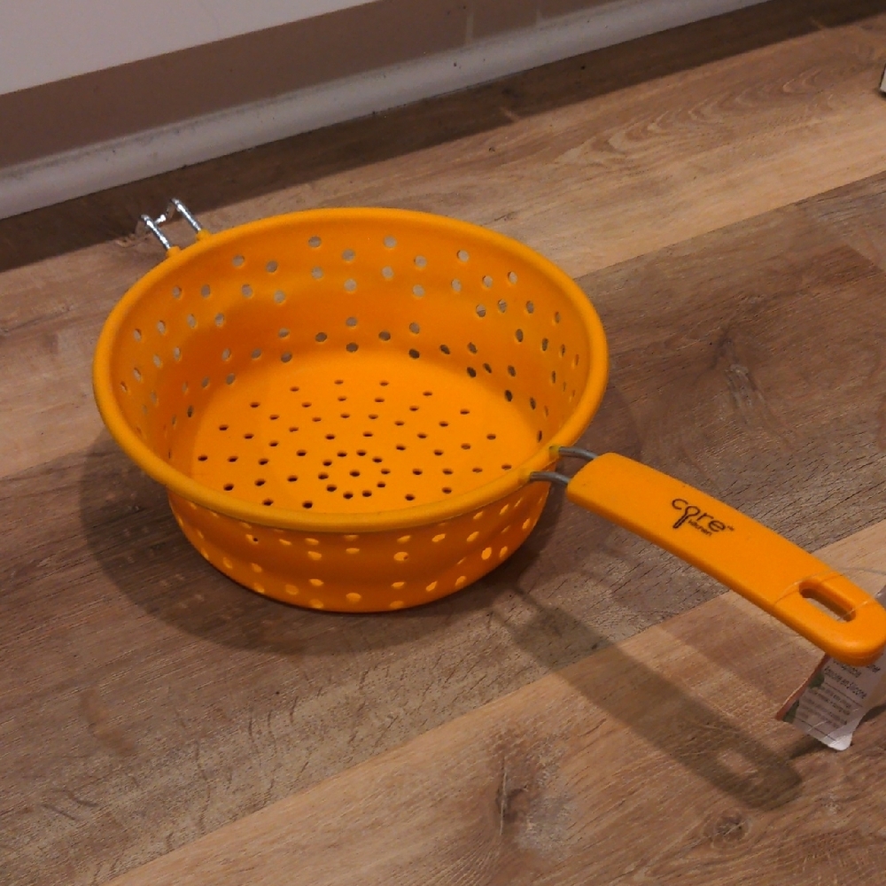 Collapsible‎ Orange Colander by Chef'n - Picture 4 of 6